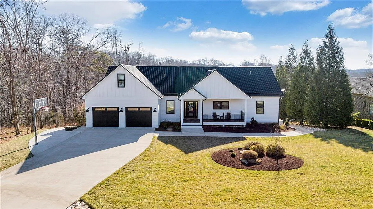 ON THE MARKET IN THE ROANOKE VALLEY // JANUARY 2026 REAL ESTATE
